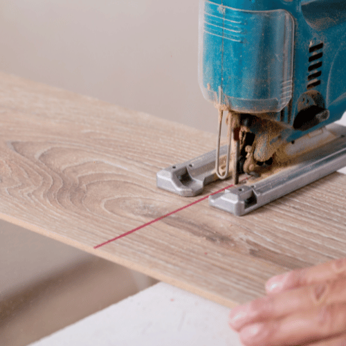 lame parquet contrecollé coupée avec scie sauteuse