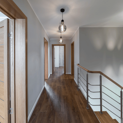 sens de pose lame pvc clipsable dans un couloir