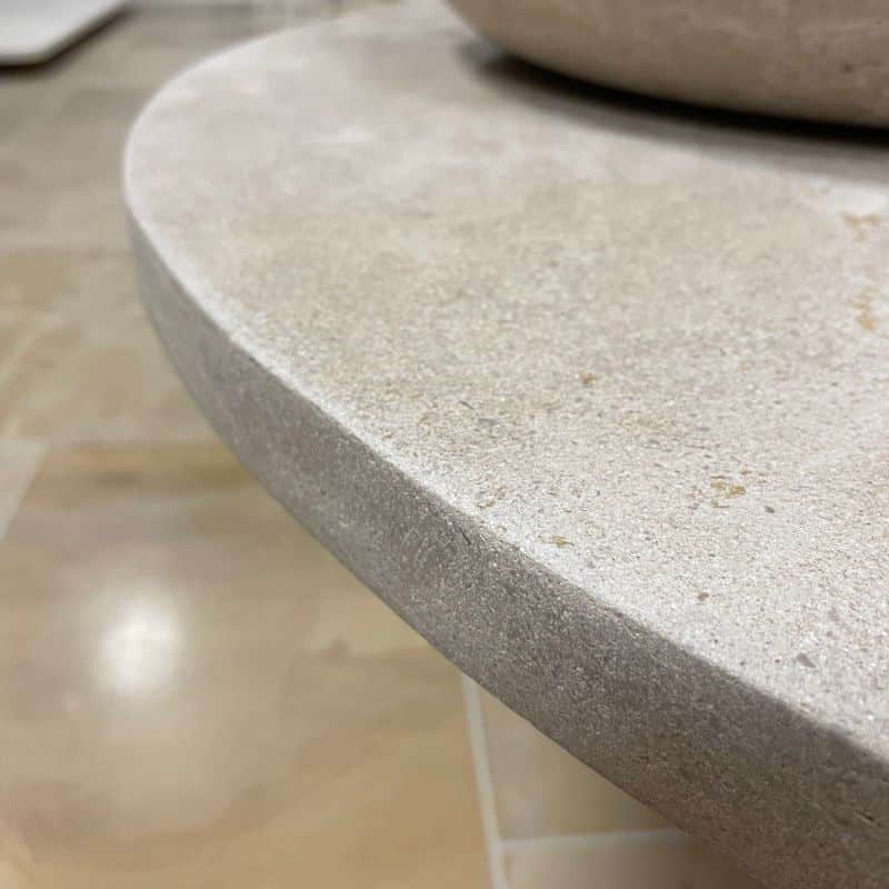 Marche en pierre de Nièvre (Finition: Brossée, Bord: Nez chanfrein, Dimensions: 100 cm x 35 cm x 3 cm)