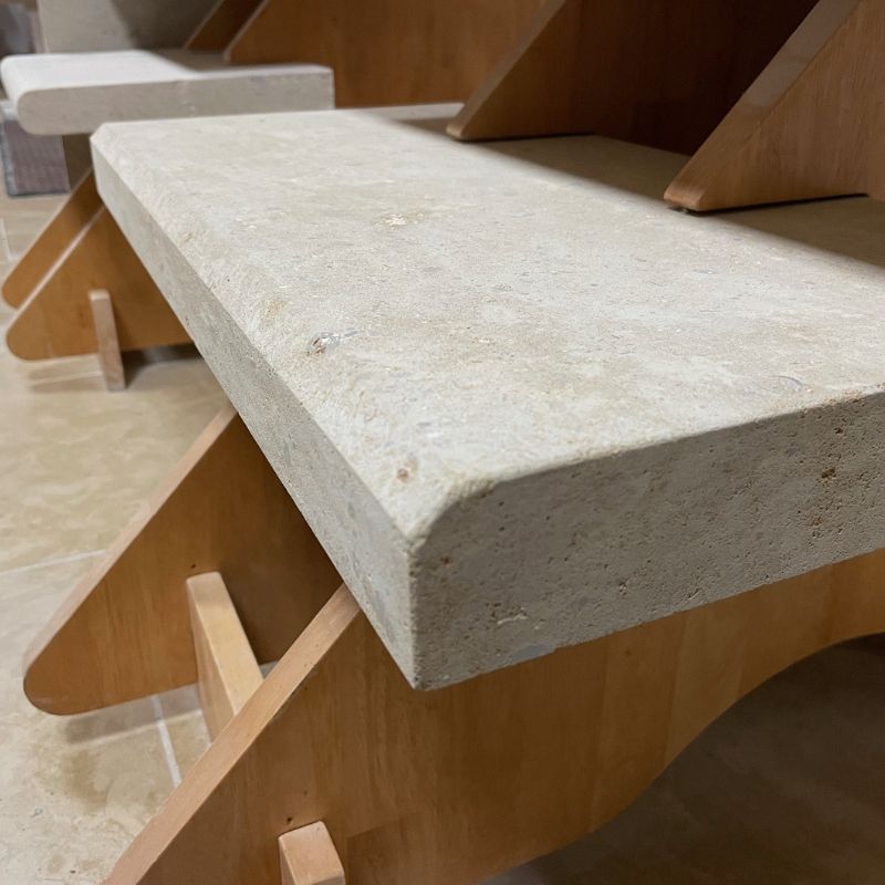 Marche en pierre de Nièvre (Finition: Brossée, Bord: Nez chanfrein, Dimensions: 100 cm x 33 cm x 3 cm)