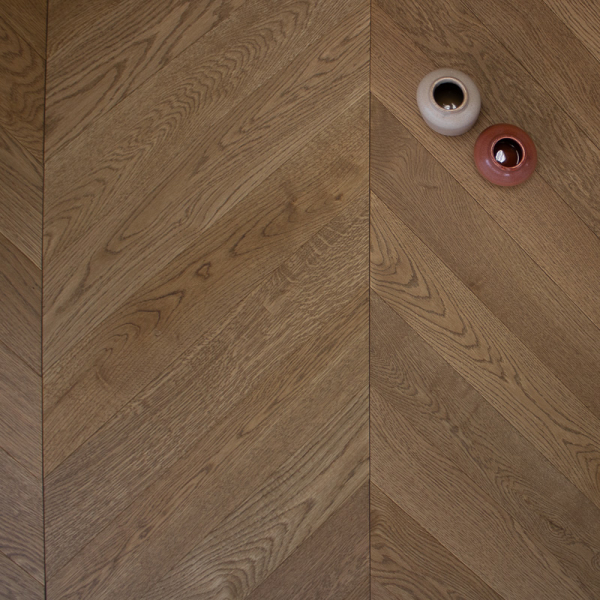 POINT-DE-HONGRIE-SELECTION-MASSIF-CONTRECOLLE 45° 53 cm x 1,5 cm_4mm x 9 cm - Ambré-3 (1) parquet point de Hongrie contrecollé en chêne teinte ambrée