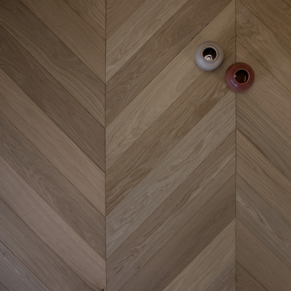 POINT-DE-HONGRIE-SELECTION-MASSIF-CONTRECOLLE 45° 53 cm x 1,5 cm_4mm x 9 cm - effet bois brut-4 (1) parquet point de Hongrie contrecollé en chêne teinte effet bois brut