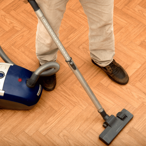 nettoyage parquet contrecollé avec aspirateur