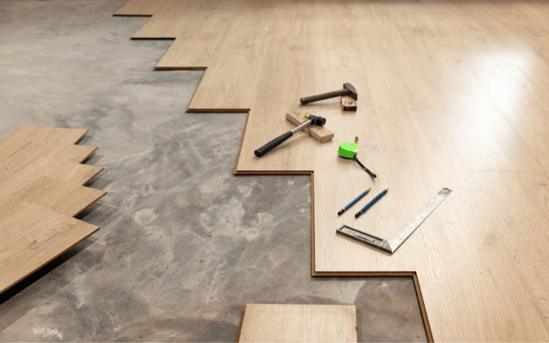 pose parquet contrecollé avec outils