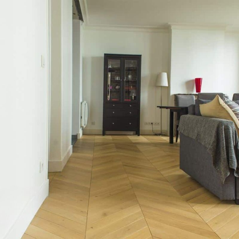Parquet point de Hongrie massif rustique (Épaisseur: 22 mm, Largeur: 130 mm, Longueur: 600 mm, Teinte: Verni naturel)