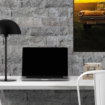 bureau devant mur en parement travertin