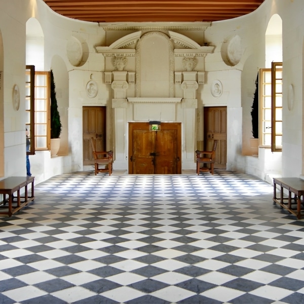 Carreau de dallage à damier en pierre du Nivernais dans une église
