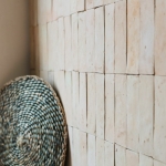 Bejmat naturel carreaux au mur avec décoration