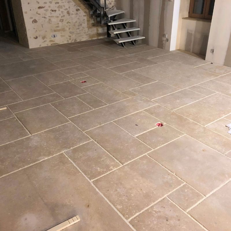 Dallage en pierre de Yonne (Dimensions: Opus Romain 3 formats, Finition: Brossée, Bord: Vieilli)