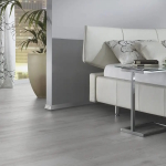 Dalles PVC clipsables stabilisatrices imitation bois chêne scandinave gris clair1