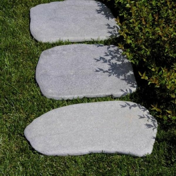 Pavés japonais en granit gris posés sur herbe
