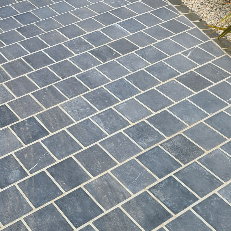 Pavé en pierre bleue (Dimensions: 20 cm x 20 cm, Épaisseur: 5 cm, Finition: Lisse)