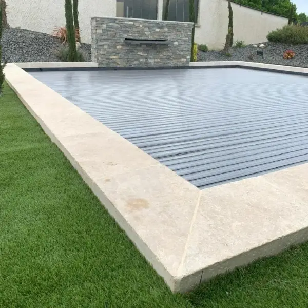 Margelle en travertin light en bord de piscine 61x33x10 bord droit (1er choix)