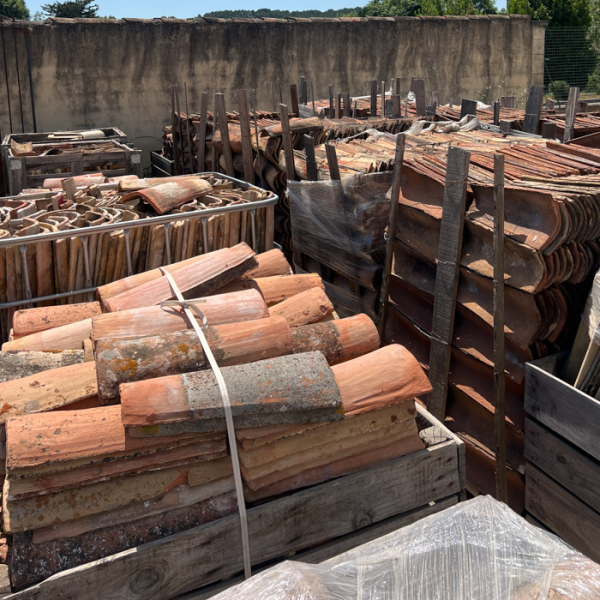 tuile-ancienne-de-recuperation-PMA-03 tuiles anciennes de récupération entreposées