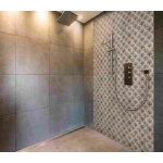 Mosaïque en travertin à motif palmier dans une douche