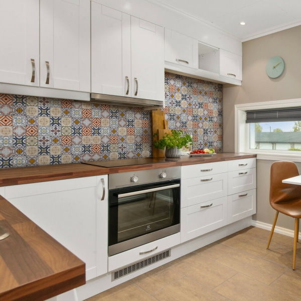 Mosaïque travertin effet carreaux de ciment patchwork multi dans une cuisine