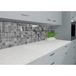 Mosaïque effet carreaux de ciment patchwork noir & blanc dans une cuisine