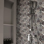 Mosaïque effet carreaux de ciment patchwork irisé dans une douche