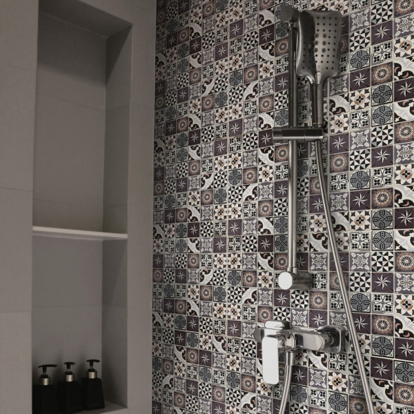 Mosaïque effet carreaux de ciment patchwork irisé dans une douche