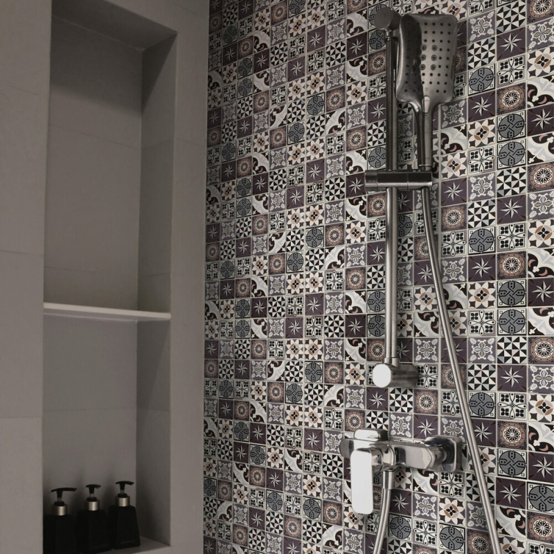 Mosaïque effet carreaux de ciment patchwork irisé dans une douche