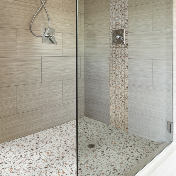 Mosaïque sol & mur effet terrazzo dans une douche