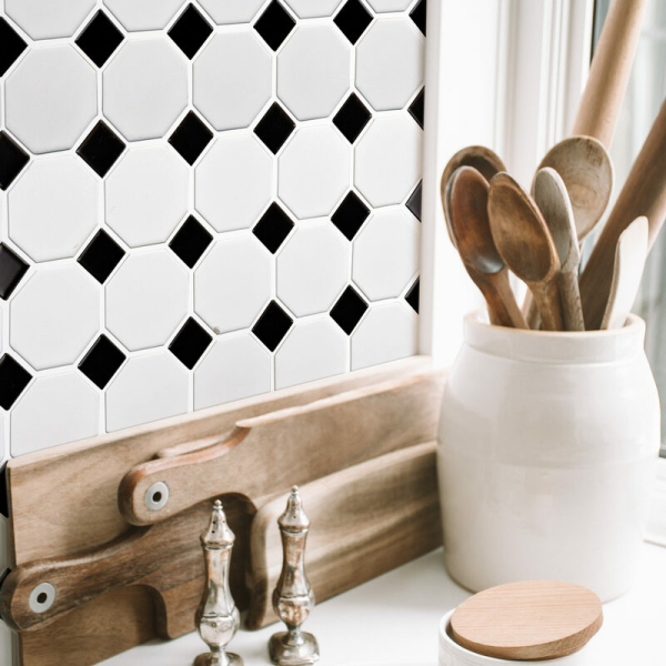 Mosaïque porcelaine effet carrelage à cabochons sur un mur