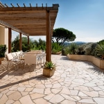 carrelage travertin beige revêtement d'une terrasse