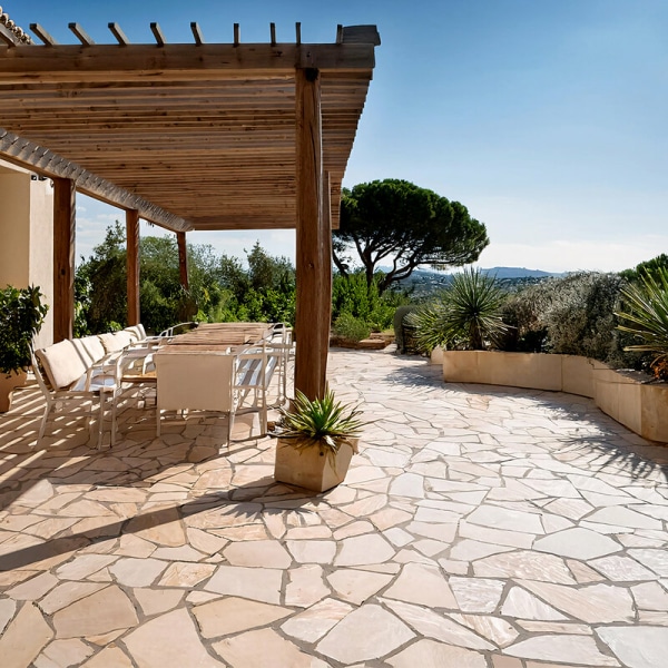 carrelage travertin beige revêtement d'une terrasse
