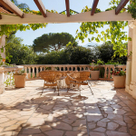 carrelage travertin beige revêtement sol extérieur sur une terrasse