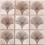 Zoom sur mosaïque travertin à motif palmier effet marron