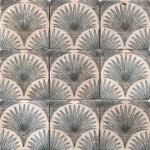 Zoom sur Mosaïque en travertin à motif palmier effet écaillé