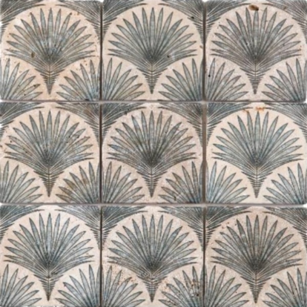 Zoom sur Mosaïque en travertin à motif palmier effet écaillé