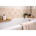 Carrelage mural en travertin beige posé le long d’une baignoire avec joints beiges