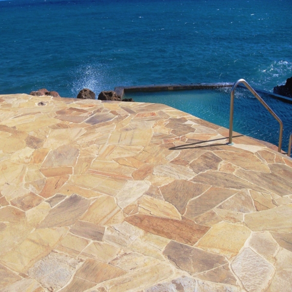 Dallage quartzite pierre naturelle élégante et durable pour terrasse