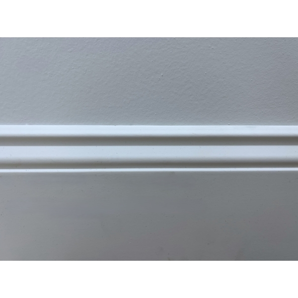 Plinthe blanche moulurée