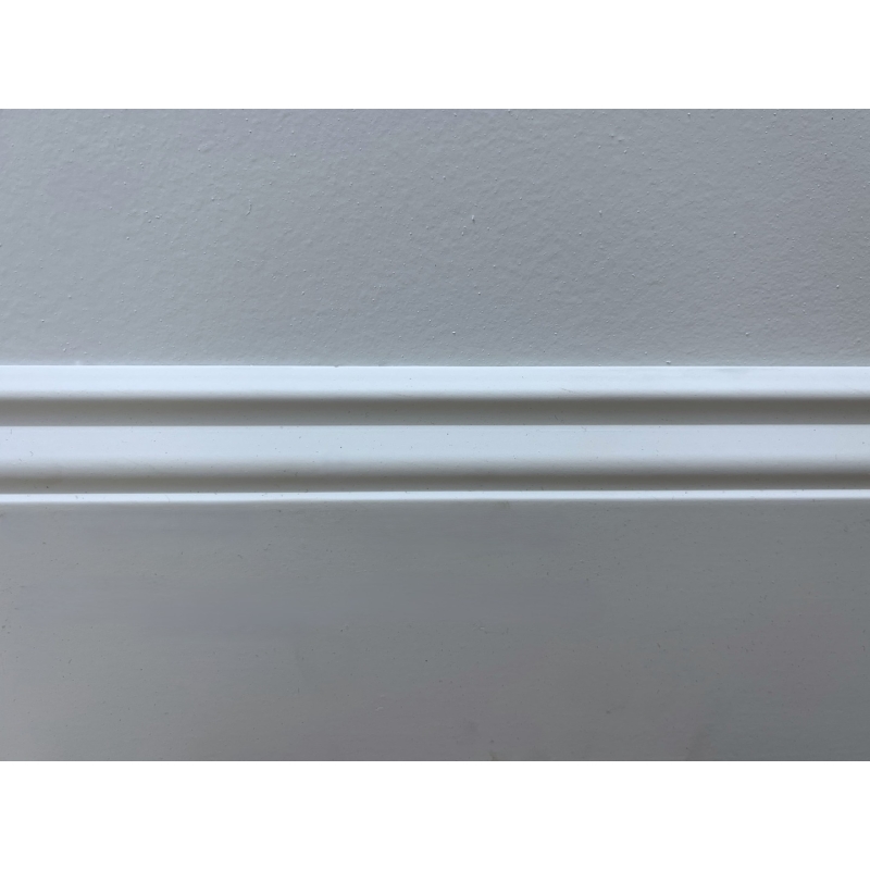 Plinthe blanche moulurée