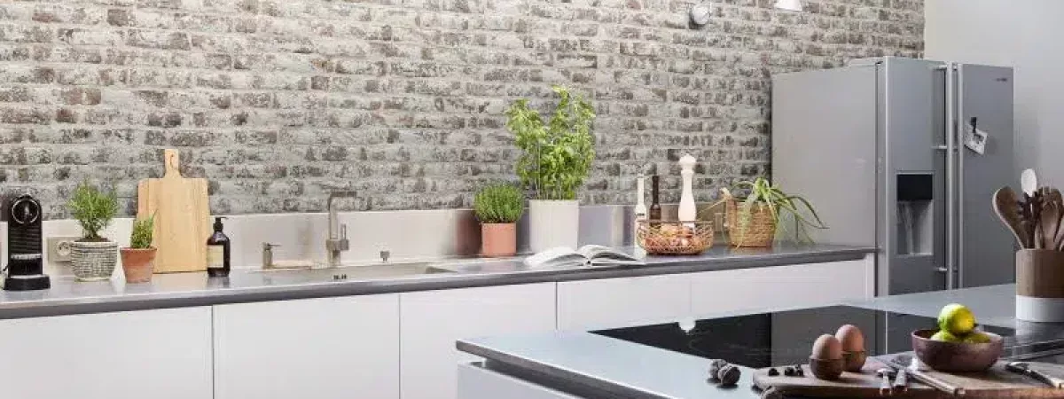 Bardage brique gris dans une cuisine blanche